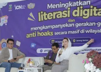 MEMBERIKAN INFORMASI : Pemateri acara workshop anti hoax, menyampaikan materi perbedaan informasi sebenarnya dengan berita hoax. (ISTIMEWA)