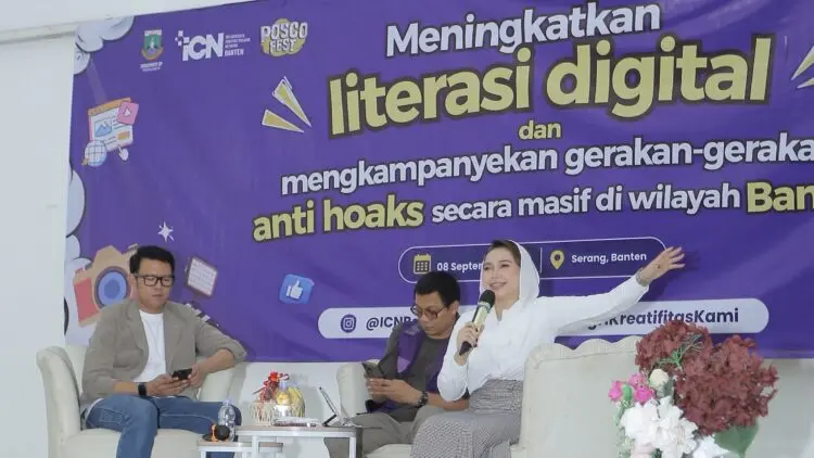 MEMBERIKAN INFORMASI : Pemateri acara workshop anti hoax, menyampaikan materi perbedaan informasi sebenarnya dengan berita hoax. (ISTIMEWA)