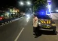 PATROLI MALAM - Anggota Polsek Rangkasbitung, saat melakukan patroli di Jalan Multatuli Rangkasbitung. (MULYANA/SATELITNEWS.COM)