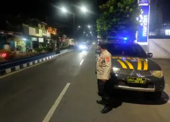 PATROLI MALAM - Anggota Polsek Rangkasbitung, saat melakukan patroli di Jalan Multatuli Rangkasbitung. (MULYANA/SATELITNEWS.COM)
