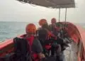 MELAKUKAN PENCARIAN : Tim gabungan, melakukan pencarian terhadap delapan orang, yang diduga hilang di perairan Selat Sunda. (ISTIMEWA)