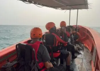 MELAKUKAN PENCARIAN : Tim gabungan, melakukan pencarian terhadap delapan orang, yang diduga hilang di perairan Selat Sunda. (ISTIMEWA)