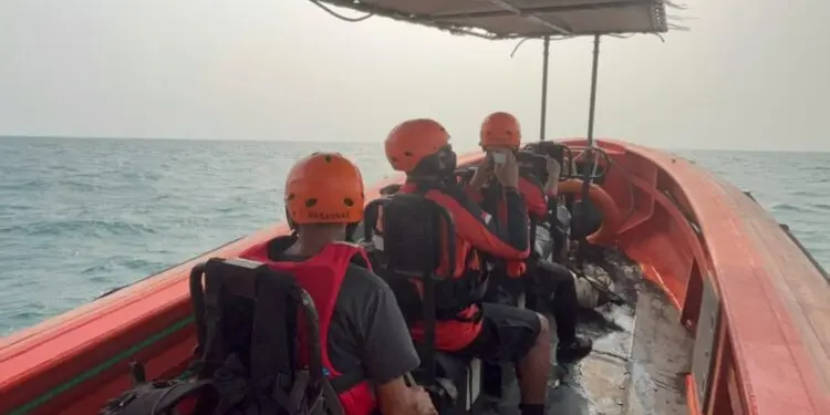 MELAKUKAN PENCARIAN : Tim gabungan, melakukan pencarian terhadap delapan orang, yang diduga hilang di perairan Selat Sunda. (ISTIMEWA)
