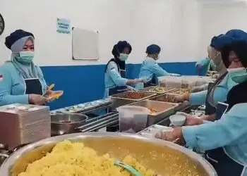 SPPG KOLELET -- Para pegawai SPPG Kolelet, Kecamatan Picung, Kabupaten Pandeglang, sedang menyiapkan menu. (ISTIMEWA)