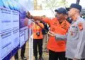 MENDATANGI POS SAR : Kapolda Banten Irjenpol Hengki, mendatangi pos SAR untuk mengetahui perkembangan pencarian lima wartawan yang dikabarkan hilang. (ISTIMEWA)