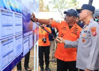 MENDATANGI POS SAR : Kapolda Banten Irjenpol Hengki, mendatangi pos SAR untuk mengetahui perkembangan pencarian lima wartawan yang dikabarkan hilang. (ISTIMEWA)