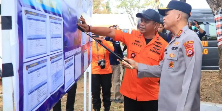 MENDATANGI POS SAR : Kapolda Banten Irjenpol Hengki, mendatangi pos SAR untuk mengetahui perkembangan pencarian lima wartawan yang dikabarkan hilang. (ISTIMEWA)