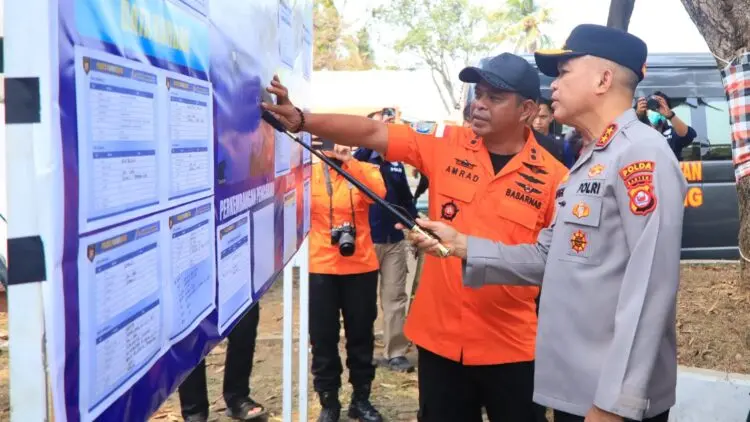 MENDATANGI POS SAR : Kapolda Banten Irjenpol Hengki, mendatangi pos SAR untuk mengetahui perkembangan pencarian lima wartawan yang dikabarkan hilang. (ISTIMEWA)
