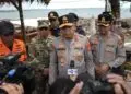 MENYAMPAIKAN KETERANGAN : Kapolda Banten Irjenpol Hengki menyampaikan keterangan kepada wartawan. (ISTIMEWA)