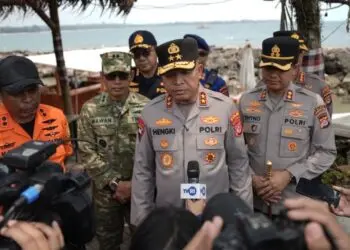 MENYAMPAIKAN KETERANGAN : Kapolda Banten Irjenpol Hengki menyampaikan keterangan kepada wartawan. (ISTIMEWA)