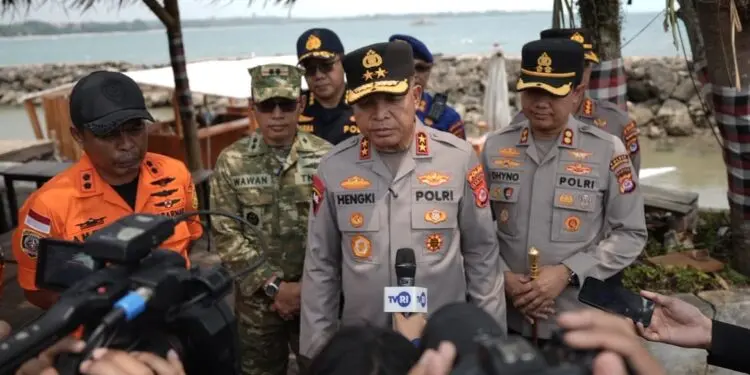 MENYAMPAIKAN KETERANGAN : Kapolda Banten Irjenpol Hengki menyampaikan keterangan kepada wartawan. (ISTIMEWA)