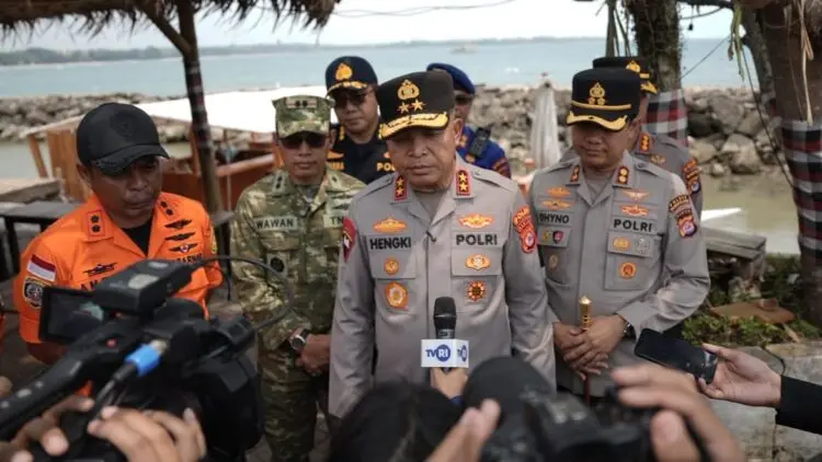 MENYAMPAIKAN KETERANGAN : Kapolda Banten Irjenpol Hengki menyampaikan keterangan kepada wartawan. (ISTIMEWA)