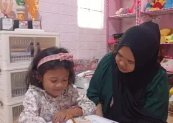 BELAJAR DARI RUMAH -- Seorang pelajar di Desa Sukamekarsari, Kecamatan Kalanganyar, Kabupaten Lebak, melakukan belajar dari rumah didampingi orang tuanya, usai Pemkab Lebak memberlakukan PJJ yang kembali di perpanjangan sampai 11 September 2026, Rabu (9/9/2026). (MULYANA/SATELITNEWS.COM)