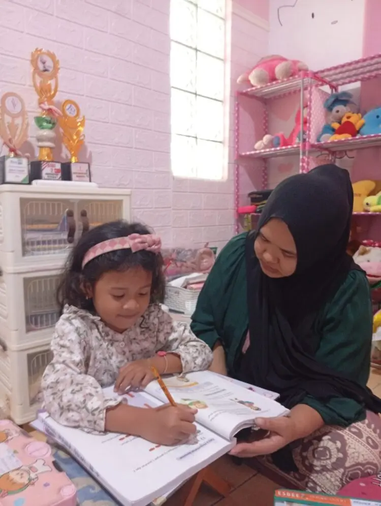 BELAJAR DARI RUMAH -- Seorang pelajar di Desa Sukamekarsari, Kecamatan Kalanganyar, Kabupaten Lebak, melakukan belajar dari rumah didampingi orang tuanya, usai Pemkab Lebak memberlakukan PJJ yang kembali di perpanjangan sampai 11 September 2026, Rabu (9/9/2026). (MULYANA/SATELITNEWS.COM)