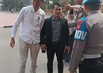 MENDATANGI MAPOLDA BANTEN : Sejumlah mitra MBG mendatangi Mapolda Banten, untuk membuat laporan dugaan penyalahgunaan kewenangan pegawai SPPI. (ADIB FAHRI/SATELITNEWS.COM)