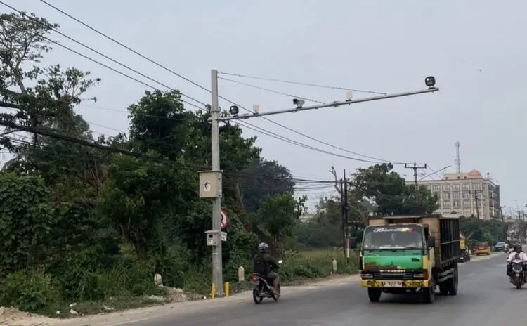 DIKELUHKAN -- ETLE terpasang di Jalan Soekarno-Hatta atau yang di kenal Jalan Bypass, Kecamatan Rangkasbitung, Kabupaten Lebak. (MULYANA/SATELITNEWS.COM)