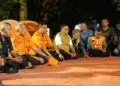 DOA BERSAMA : Gubernur Banten Andra Soni (tengah) mengikuti doa bersama untuk mendoakan rombongan jurnalis yang hilang di perairan Selat Sunda, Rabu (9/9/2026) malam. (ISTIMEWA)