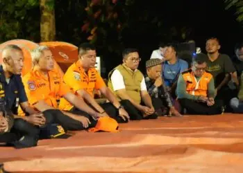 DOA BERSAMA : Gubernur Banten Andra Soni (tengah) mengikuti doa bersama untuk mendoakan rombongan jurnalis yang hilang di perairan Selat Sunda, Rabu (9/9/2026) malam. (ISTIMEWA)