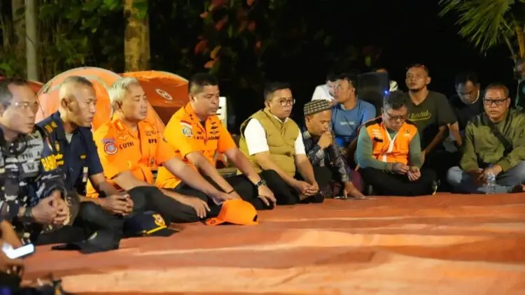 DOA BERSAMA : Gubernur Banten Andra Soni (tengah) mengikuti doa bersama untuk mendoakan rombongan jurnalis yang hilang di perairan Selat Sunda, Rabu (9/9/2026) malam. (ISTIMEWA)