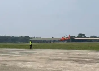 HELIKOPTER : Helikopter HR-3604, diterjunkan untuk melakukan pencarian rombongan wartawan yang hilang di Perairan Selat Sunda. (ISTIMEWA)
