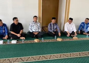 DOA BERSAMA -- Wakil Bupati (Wabup) Serang Najib Hamas, Sekda, sejumlah pejabat eselon II dan Pokja Wartawan Kabupaten Serang, menggelar doa bersama untuk keselamatan para jurnalis dan rombongannya, yang hilang saat melakukan peliputan aktivitas erupsi GAK. (SIDIK/SATELITNEWS.COM)
