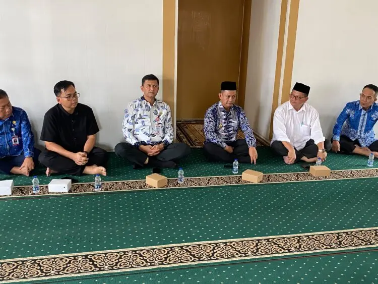 DOA BERSAMA -- Wakil Bupati (Wabup) Serang Najib Hamas, Sekda, sejumlah pejabat eselon II dan Pokja Wartawan Kabupaten Serang, menggelar doa bersama untuk keselamatan para jurnalis dan rombongannya, yang hilang saat melakukan peliputan aktivitas erupsi GAK. (SIDIK/SATELITNEWS.COM)