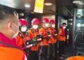 MELAKUKAN PENCARIAN : Tim gabungan melakukan pencarian rombongan wartawan, yang dikabarkan hilang di Perairan Selat Sunda. (ISTIMEWA)