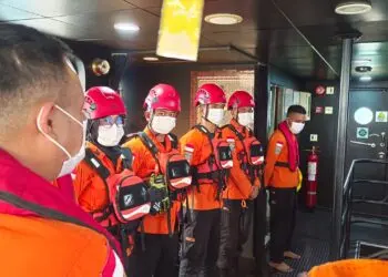 MELAKUKAN PENCARIAN : Tim gabungan melakukan pencarian rombongan wartawan, yang dikabarkan hilang di Perairan Selat Sunda. (ISTIMEWA)