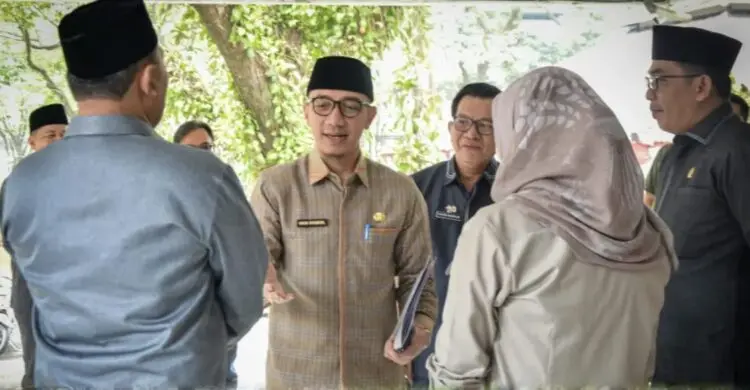 BERI KETERANGAN -- Bupati Lebak, Hasbi Asyidiki Jayabaya di dampingi para pejabat saat akan menghadiri rapat paripurna pembahasan Raperda Perubahan APBD 2026 di DPRD Lebak, Kamis (10/9/2026). (MULYANA/SATELITNEWS.COM)