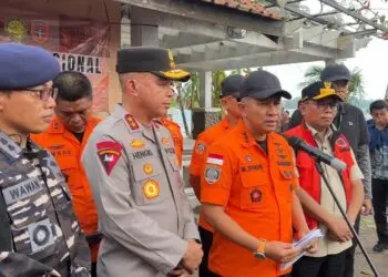 MENYAMPAIKAN KETERANGAN : Kepala Basarnas Marsekal Madya TNI Mohammad Syafi'i menyampaikan keterangan mepada wartawan terkait perkembangan pencarian rombongan wartawan yang hilang di Selat Sunda. (ISTIMEWA)