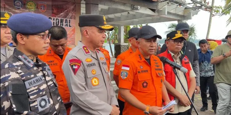 MENYAMPAIKAN KETERANGAN : Kepala Basarnas Marsekal Madya TNI Mohammad Syafi'i menyampaikan keterangan mepada wartawan terkait perkembangan pencarian rombongan wartawan yang hilang di Selat Sunda. (ISTIMEWA)