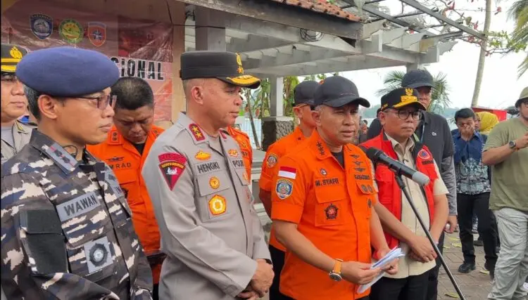 MENYAMPAIKAN KETERANGAN : Kepala Basarnas Marsekal Madya TNI Mohammad Syafi'i menyampaikan keterangan mepada wartawan terkait perkembangan pencarian rombongan wartawan yang hilang di Selat Sunda. (ISTIMEWA)