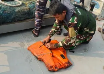 LIFE JAKET : Tim gabungan dari TNI AL menemukan life jaket saat melakukan pencarian terhadap rombongan wartawan yang dikabarkan hilang. (ISTIMEWA)