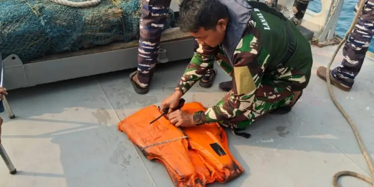 LIFE JAKET : Tim gabungan dari TNI AL menemukan life jaket saat melakukan pencarian terhadap rombongan wartawan yang dikabarkan hilang. (ISTIMEWA)