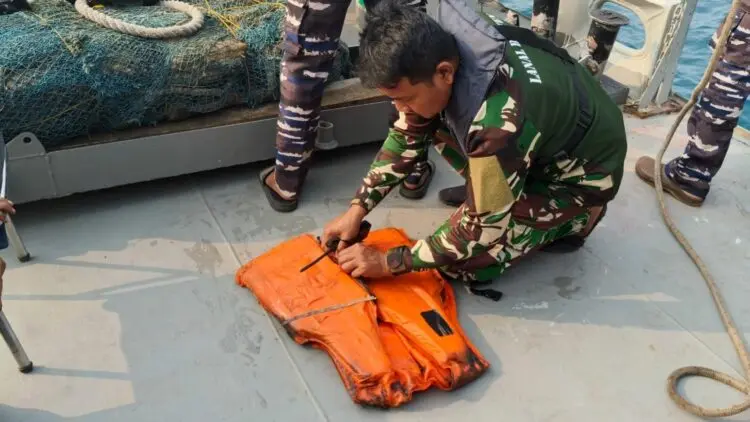 LIFE JAKET : Tim gabungan dari TNI AL menemukan life jaket saat melakukan pencarian terhadap rombongan wartawan yang dikabarkan hilang. (ISTIMEWA)