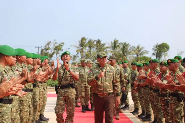 KUNJUNGAN -- Komandan Kodim (Dandim) 0601/Pandeglang Letkol Inf Fajar Aulia Futra, mendampingi kunjungan kerja Menteri Pertahanan Republik Indonesia Jenderal TNI (Purn) Sjafrie Sjamsoeddin ke Batalyon Teritorial Pembangunan (Yonif TP) 842/Badak Sakti (BS), Kampung Rancecet, Desa Rancapinang, Kecamatan Cimanggu, Kabupaten Pandeglang, Kamis (10/9/2026). (ISTIMEWA)