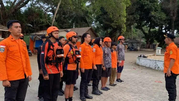 APEL : Tim gabungan melakukan apel sebelum kembali melakukan pencarian di perairan Selat Sunda. (ADIB FAHRI/SATELITNEWS.COM)