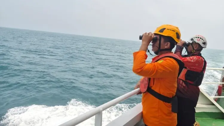 MELAKUKAN PENCARIAN : Di hari keempat, tim SAR gabungan, melakukan pencarian rombongan wartawan yang dilaporkan hilang di perairan Selat Sunda. (ADIB FAHRI/SATELITNEWS.COM)
