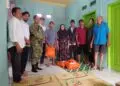 BERI BANTUAN -- Babinsa Koramil 0104/Cimanuk Kodim 0601/Pandeglang, turut mendampingi Pemerintah Desa Kadumadang untuk menyalurkan bantuan kepada warga yang menjadi korban kebakaran. (ISTIMEWA)