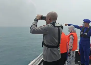 MELAKUKAN PENCARIAN : Tim SAR Gabungan, melakukan pencarian rombongan wartawan yang hilang di perairan Selat Sunda. (ADIB FAHRI/SATELITNEWS.COM)