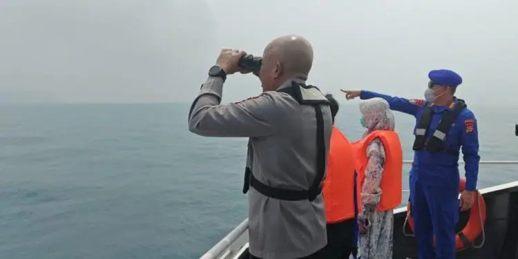 MELAKUKAN PENCARIAN : Tim SAR Gabungan, melakukan pencarian rombongan wartawan yang hilang di perairan Selat Sunda. (ADIB FAHRI/SATELITNEWS.COM)