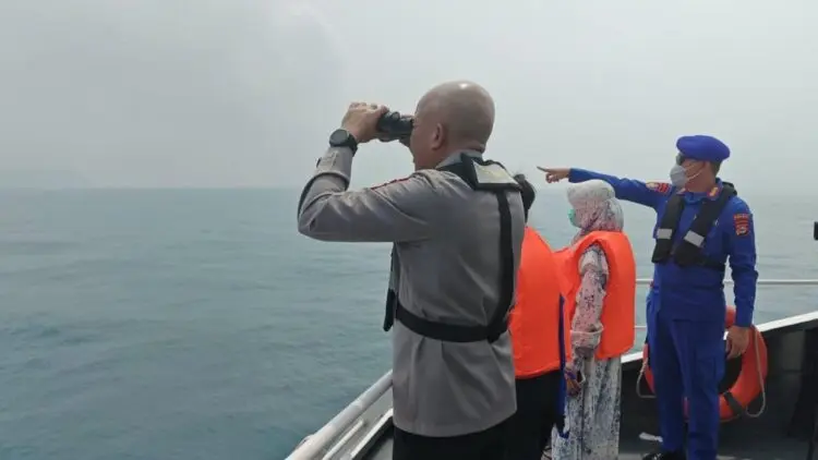 MELAKUKAN PENCARIAN : Tim SAR Gabungan, melakukan pencarian rombongan wartawan yang hilang di perairan Selat Sunda. (ADIB FAHRI/SATELITNEWS.COM)