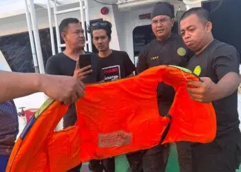 LIFE JACKET : Tim SAR Gabungan menemukan life jacket di perairan Selat Sunda. (ISTIMEWA)