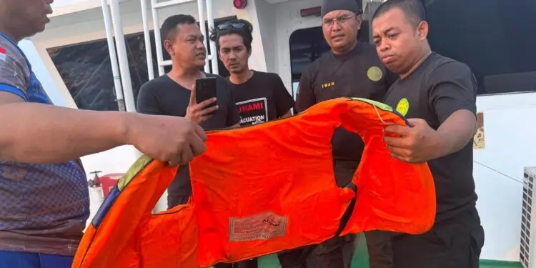 LIFE JACKET : Tim SAR Gabungan menemukan life jacket di perairan Selat Sunda. (ISTIMEWA)