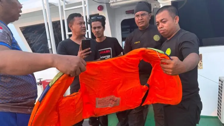 LIFE JACKET : Tim SAR Gabungan menemukan life jacket di perairan Selat Sunda. (ISTIMEWA)