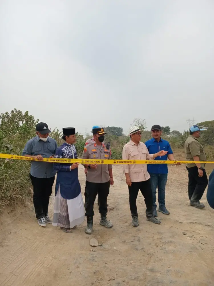 MENINJAU LOKASI GALIAN -- MendesPDT RI Yandri Susanto, meninjau lokasi galian pertambangan di Kabupaten Serang, Sabtu (12/9/2026). (SIDIK/SATELITNEWS.COM)