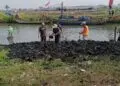 GOTONG ROYONG -- Sejumlah nelayan, di Desa Kubang Puji, Kecamatan Pontang, Kabupaten Serang, terpaksa turun tangan gotong royong melakukan normalisasi sungai secara manual menggunakan cangkul, Minggu (13/9/2026). (SIDIK/SATELITNEWS.COM)