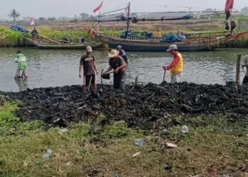 GOTONG ROYONG -- Sejumlah nelayan, di Desa Kubang Puji, Kecamatan Pontang, Kabupaten Serang, terpaksa turun tangan gotong royong melakukan normalisasi sungai secara manual menggunakan cangkul, Minggu (13/9/2026). (SIDIK/SATELITNEWS.COM)
