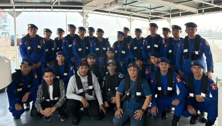 PERSIAPAN PENCARIAN -- Lima orang delegasi PWI Banten, bergabung dengan tim Ditpolair Polda Banten, untuk mencari lima jurnalis dan tiga kru kapal, yang masih dalam pencarian. (ISTIMEWA)