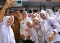 POTO BERSAMA : Gubernur Banten poto bersama dengan anak SMK di Pandeglang. Saat ini, Pemprov Banten tengah melakukan evaluasi terhadap penjurusan mata pelajaran di SMK agar sesuai dengan kebutuhan lapangan pekerjaan.(DOKUMEN/SATELITNEWS.COM)